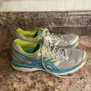 Ladies size 9 ASICS GT-2000 4 shoes